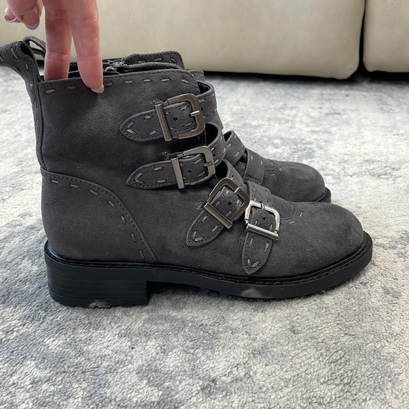 New Aerosoles Aware Arezzo Buckle Ankle Boots Booties Grey Gray Moto Sz 5 - Picture 4 of 16